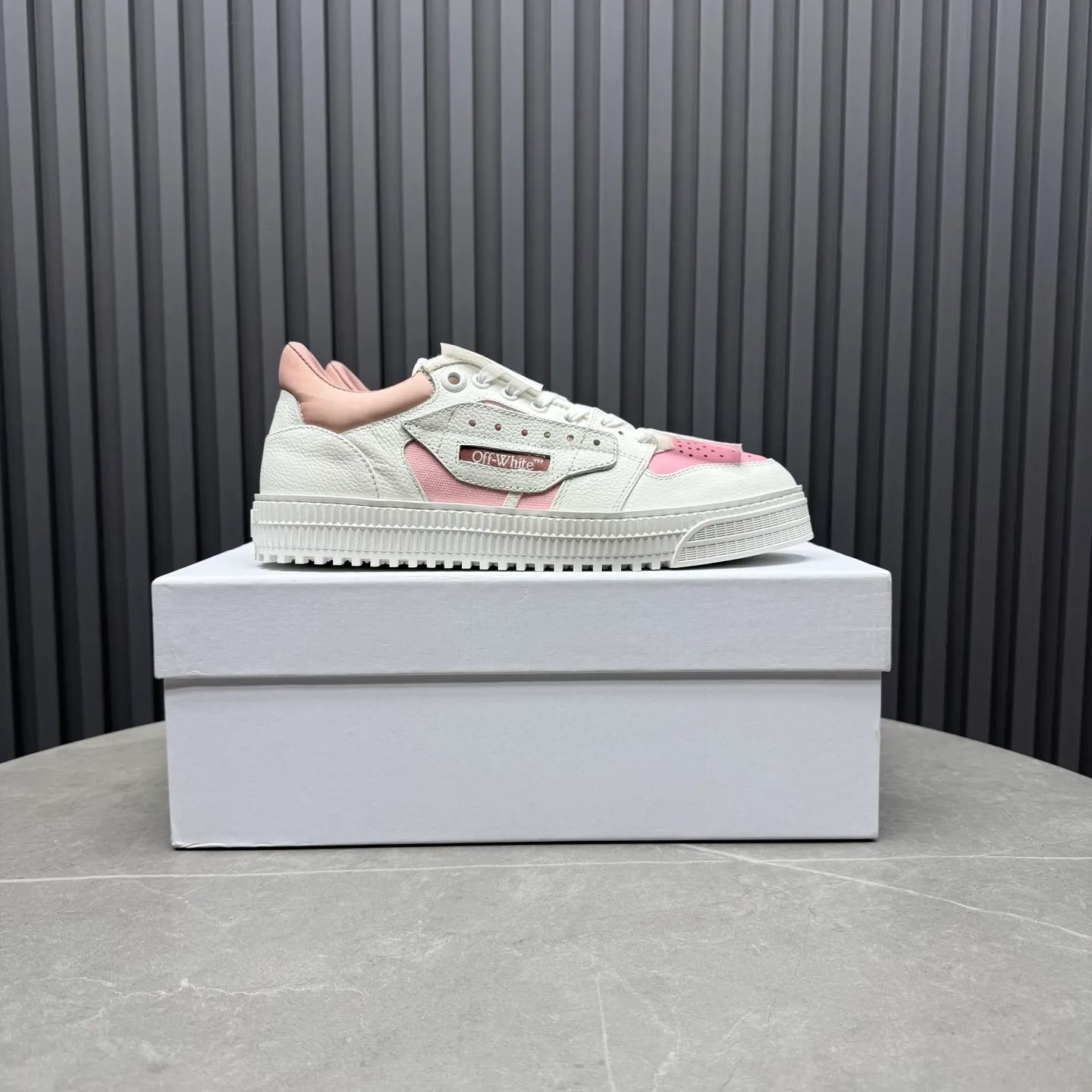 【OFF WHITE】P: 680💰Couple model👫, Size: Female 35-40. Male 39-44 (customized at 45.46) High-quality version👊 "Out of office" series original molding, original lasting, production process 1:1 original ➰OFF GRAY WHITE OW ➰ First layer of cowhide, imported skin-friendly and environmentally friendly polyester mesh, original molding, high elasticity and environmentally friendly molding pad Made with the original lasting process. The original molded rubber outsole (never yellows and deforms) has a super correct shape, bright color and strong three-dimensional effect👍. Packaging💯Full set of packaging synchronized with the official website (branded paper, certificate of quality, branded cloth bag)